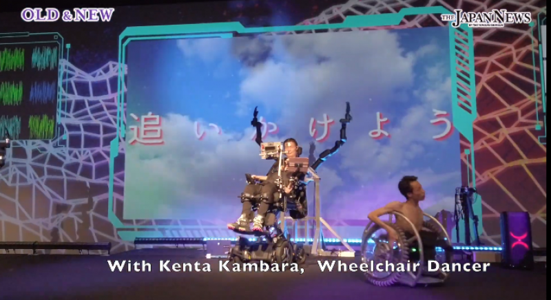 Muto biểu diễn cùng nghệ sĩ múa